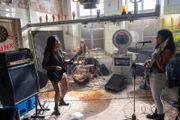 Bei einer Bandprobe des Punkrock-Trios "Wut 3000" kommt es zum Streit. Am nächsten Morgen wird die Schlagzeugerin Kasia Nowak (Verena Zaiser, M.) in der Nähe des Proberaums tot aufgefunden. Die beiden Musikerkolleginnen, Sophie Kroos (Giulia Goldammer, l.) und Belinda Benz (Banafshe Hourmazdi, r.), müssen sich den unangenehmen Fragen der Kripo stellen. Hatte eine der beiden Frauen Grund zu einer solchen Tat?
