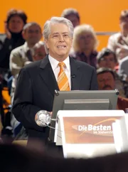 S+DWESTRUNDFUNK DIE BESTEN IM S+DWESTEN, Quiz mit Frank Elstner, mit je einem Kandidaten aus den drei BundeslSndern Baden-WYrttemberg, Saarland und Rheinland-Pfalz mit Fragen rund um die Region SYdwesten, jeweils mittwochs um 22:00 Uhr im SWR Fernsehen. Moderator Frank Elstner testet die Besten. © SWR/Krause-Burberg - honorarfrei, Verwendung nur im Zusammenhang mit o.g. Sendung bei Nennung: "Bild: SWR/Krause-Burberg" (S 2). SWR-Pressestelle/Fotoredaktion, Tel. 07221/929-2287,-3852 oder Fax-2059.