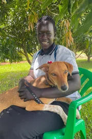 Die Überlebenden des verheerenden Bürgerkriegs in Uganda wurden meist traumatisiert und leiden bis heute an den Folgen: Linderung verspricht das Projekt „Comfort Dog“.
