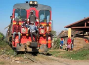 "Lokbesetzung" auf der madagassischen Eisenbahn.