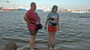Sandra und Tochter Svenja geniessen das Wasser der Ostsee