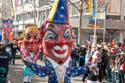 ARD/SWR ROSENMONTAGSZUG MAINZ, "Ob Fußball oder Fassenacht, Humba ist für Meenz gemacht", Der Mainzer Rosenmontagszug steht dieses Jahr unter dem Motto: "Der Rettungsschirm für groß und klein, is Fassenacht in Mainz am Rhein". Die für den Mainzer Rosenmontagszug typischen "Schwellköppe".