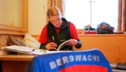 Bergwacht-Anwärterin Katharina lernt für ihre Aufnahme-Prüfung. Pistenrettung, Funk und Erste Hilfe muss jeder Bergretter beherrschen.
