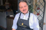 Koch Giovanni Milo aus Gragnano zeigt, wie man die traditionelle neapolitanische Pasta mit Bohnen zubereitet. Das Gericht ist das Aushängeschild der regionalen Küche, der sogenannten Cucina Povera.