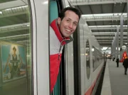 Willi sieht sich auf dem Bahnhof um.