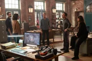 (v.l.n.r.) Sebastian Lund (Rob Kerkovich); Hannah Khoury (Necar Zadegan); Dwayne Pride (Scott Bakula); Christopher LaSalle (Lucas Black); Tammy Gregorio (Vanessa Ferlito)