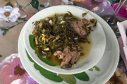 Das georgische Traditionsgericht Tschakapuli ist ein Eintopf aus Fleisch, Wein und aromatischen Kräutern.