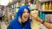 Die Entertainmentmanager Cori und Rainer sind in Hongkong auf der Suche nach neuen Perücken für den Fundus. Der Perückenfachhandel hat leider geschlossen, deshalb suchen die beiden einen anderen Laden. Ein Geschäft, das Perücken hat, ist schnell gefunden, doch die Auswahl reißt die beiden nicht gerade vom Hocker. Die gewünschten Modelle lassen sich hier nicht finden. Weshalb die beiden beschließen, zum ersten Laden zurückzukehren, in der Hoffnung, dass dieser in der Zwischenzeit geöffnet hat. Weiteres Bildmaterial finden Sie unter www.br-foto.de.