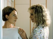 Barbara Lahn (Claudia Michelsen, li.) wurde mit einer Legende ausgestattet, die es ihr ermöglicht, unauffällig in Sylvias (Iris Berben) Leben einzutauchen. Tatsächlich befreunden sich die beiden Frauen und Sylvia spürt schnell, dass mit Barbara irgend etwas nicht stimmt.