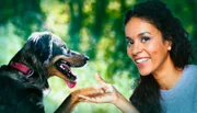 Vor etwa 23.000 Jahren wurde der Grundstein der einzigartigen Beziehung zwischen Hund und Mensch gelegt. Während der großen Eiszeit in Sibirien näherten sich Wolf und Mensch einander an – davon geht die neueste Forschung aus. Nach und nach entwickelte sich aus dem wilden Wolf ein verlässlicher Begleiter des Menschen.  Quarks wirft einen Blick auf diese enge Verbindung zwischen Mensch und Hund. Denn noch immer geben uns die Fähigkeiten von Hunden Rätsel auf. -