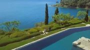 V.l.: Andy Belton und Monty Don entlang des Meeres
