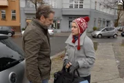 Ingo (Wolfgang Wagner, l.) will nicht, dass seine Tochter Anna (Jeanette Biedermann, r.) ihm folgt und ein Leben auf der Flucht lebt ...
