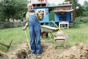 Peter (Peter Lustig) findet in seinem Garten seltsame Gegenstände. Er fragt sich, ob das alte römische Scherben sein könnten. Dies führt ihn auf eine interessante Spur.