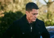 Bill (Rob Lowe) hat gerade erfahren, dass ihn jemand aus den eigenen Reihen verraten hat.