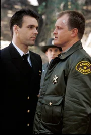 Harmon Rabb Jr. (David James Elliott) und Sarah „Mac“ MacKenzie (Catherine Bell) sind Anwälte beim Judge Advocate General’s Corps der US Navy. Als Militärjuristen behandeln die beiden Fälle, die für die US-amerikanische Marine von Belangen sind. Dabei kommt es vor, dass sie sich auch mal einander auf unterschiedlichen Seiten gegenüberstehen. Im Laufe der Zeit nähern sich Harm und Mac auch privat an, doch einer Beziehung werden viele Steine in den Weg gelegt. An ihrer Seite arbeitet Bud Roberts (Patrick Labyorteux), der sich vor allem durch Loyalität gegenüber seinen Vorgesetzten auszeichnet. Admiral A.J. Chegwidden (John M. Jackson) erwartet eine solche auch von seinen Untergebenen, zeichnet sich seinerseits aber auch durch hohe Integrität aus.