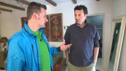 Roberts (51, re.) Elternhaus platzt aus allen Nähten! Keller, Haus und Garage sind vollgestellt mit Möbeln aller Art. Vor zehn Jahren musste der Bayer schweren Herzens aus gesundheitlichen Gründen seinen Möbelladen aufgeben. Trödelprofi Andi Bierschock (li.) muß viel mit diskutieren..