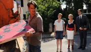 Robert (Tilmann Strauß) von seiner Ehefrau Nina (Caroline Junghanns), Fanny (Jutta Speidel) und Tristan Hackenbusch (Johann David Talinsky).