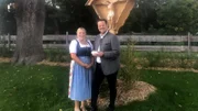Auf dem Gschwandtnerhof am Tegernsee hat sich bei Landwirtin Nina Bartl hoher Besuch angekündigt: Der Pfarrer ist gekommen, um das neue Feldkreuz zu weihen.