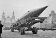 Machtdemonstration der Supermächte: Zurschaustellung einer sowjetischen Interkontinentalrakete auf dem Roten Platz in Moskau.