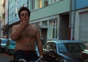 Jaksch (Jakob Schreier) muss nachdenken.