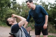 Beim Sparring im Park hat Dr. Philipp Brentano (Thomas Koch, re.) Dr. Hoffmanns (Julian Weigend, li.) Nase etwas zu doll erwischt.