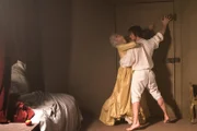 Florence Chassagne (Elénore Bernheim) träumt, wie sie das Gemälde "Le Verrou" von Jean-Honoré Fragonard zusammen mit Antoine Verlay (Nicolas Gob) nachstellt.