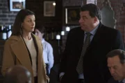 Erin (Bridgert Moynahan, l.) und Anthony (Steve Schirripa, r.) wollen bei der Festnahme an einem Senator kein Aufsehen erregen. Als der jedoch aufmüpfig wird und Erin sogar bedroht, wird es hässlich ...