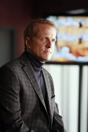 Wie weit würde der Produzent der Realityshow "The Wives of Wall Street", Peter Monroe (Patrick Fabian), für die Karriere gehen?