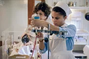 Neugeborenen-Sepsis: Kinderärztin Ingeborg Rapoport (Nina Kunzendorf, l.) und Schwester Arianna (Patricia Meeden, r.) kämpfen um das Leben des Babys.