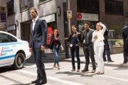 V.l.: Eric (Luke Roberts), Maxine (Sarah Greene), Zara (Nazneen Contractor), Oliver (Brandon Jay McLaren) und Nathalie Denard (Emma de Caunes)