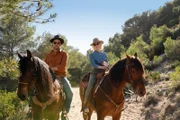Ein Kreditkartenbetrug führt die beiden Polizisten Max Winter (Julian Looman) und Miranda Blake (Elen Rhys) auf die "Rancho del Rey".