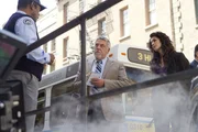 Ermordete junge Frauen, die als Puppen zurechtgemacht sind, werden an einem Bushäuschen drapiert. Det. Vince Korsak (Bruce McGill, M.) und Det. Jane Rizzoli (Angie Harmon) befragen Passanten am Fundort.