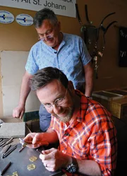 SRF bi de Lüt Wunderland - Toggenburg SG Staffel 4, Episode 5 Nik Hartmann probiert sich in der Werkstatt von Werner Huser beim Zisilier-Handwerk