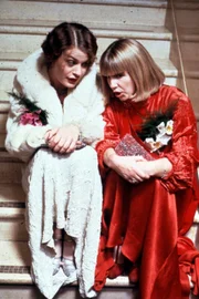 Mildred (Amanda Elwes) und Mrs. Grant (Josie Lawrence) unterhalten sie auf der Treppe.