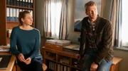 Der Bergdoktor Staffel 15 Extreme – Teil 2 Frau und Mann in Holzstube: Andrea Gerhard als Linn Kemper, Heiko Ruprecht als Hans Gruber