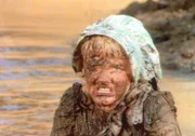 Für ihre Hinterhältigkeit muss Nellie (Alison Arngrim) büßen. Beim heftigen Streit mit Laura fällt sie in den Sumpf ...