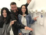 Zauberkünstler Kalibo und Reiseleiterin Maika treffen die Hongkonger Künstlerin MISS ANGEL HUI, die Tuschenmalerei auf Toilettenpapier bringt.