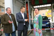 Mord in der Waschstraße: Nachdem Sekretärin Stockl (Marisa Burger, r.) eine Leiche entdeckt hat, informiert sie die Kollegen Hansen (Igor Jeftic, m.) und Hofer (Joseph Hannesschläger, l.).