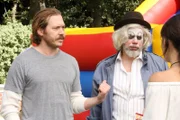 Jimmy (Scott MacAthur, l.) kann einfach nicht verstehen, warum niemand so richtig von seinem Clown (John Ennis, r.) begeistert ist ...