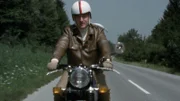 Fritz B. Busch auf der neuen BMW.