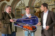 Die Kommissare Korbinian Hofer (Joseph Hannesschläger, li.) und Sven Hansen (Igor Jeftic, re.) ermitteln in der Musikakademie und befragen den Tobias Ferber (Lukas Nathrath, mi.).