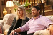 Mickeys (Kaitlin Olson, l.) größte Ängste werden war. Natürlich muss sich jemand danebenbenehmen, als sie ihren neuen Freund Dante (Bert Belasco, r.) mit nach Hause bringt ...