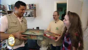 Die Frischverliebten Daria und Ronny schlafen auf der Couch, weil Daria mit ihrem Trödel unter anderem das Bett blockiert. Trödelprofi Sükrü (li.) will das Bett befreien und kann dem Paar auch noch in anderer Mission behilflich sein.