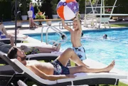 Auch Ben (Jack Stanton, r.) will das Image seiner Familie im Country Club wieder herstellen. Seine Waffe im Kampf um den Ruf: ein Wasserball ...
