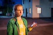 Jenny (Birte Hanusrichter) vor der Lagerhalle.