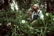 Peter, der Unkrautgärtner. Ist Löwenzahn ein Un-Kraut? Peter (Peter Lustig) geht der Sache auf den Grund.