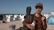 Auch Peter (30) hat es an den Strand verschlagen. Er möchte hier musizieren.