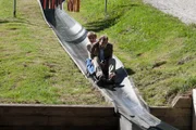 Unbeschwerte Stunden für Hanna Hofer (Katharina Schlothauer) und Michael Lanzinger (Daniel Krauss) bei ihrem Ausflug zur Sommerrodelbahn.