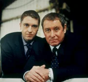 Der Don Juan des Dorfes wurde ermordet. Das bedeutet viele verdächtige, betrogene Ehemänner und viel Ermittlungsarbeit für Inspector Barnaby (John Nettles, r.) und Sergeant Troy (Daniel Casey, l.).