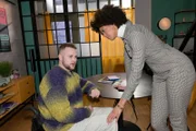 Jonas (Felix van Deventer) ist perplex, als er von Flo (Pauline Afaja) erfährt, wer sein "Nebenbuhler" ist.